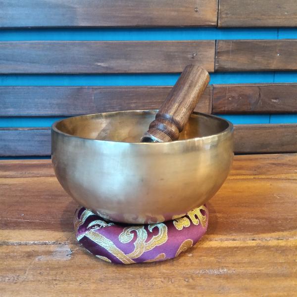 【手打ち鍛造】ネパール製 ハンドメイド シンギングボウル（直径約13cm）｜深い倍音・空間の浄化・瞑想・ヨガ