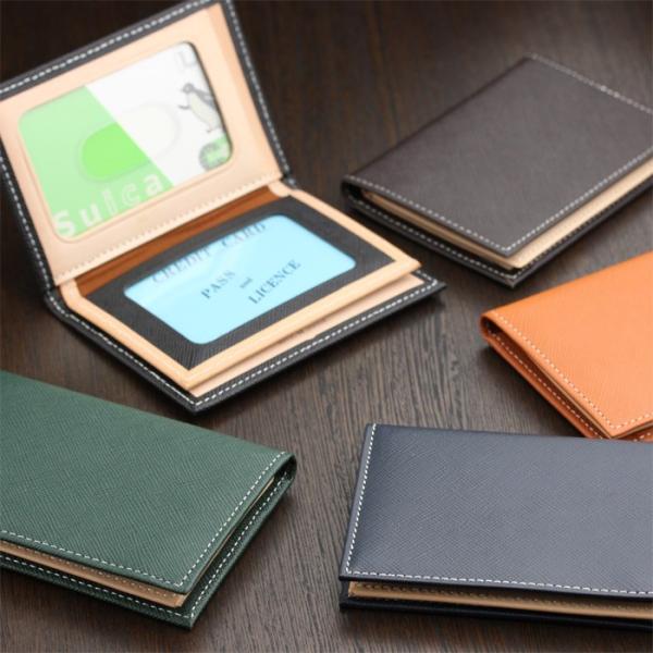 職人がつくる、日本製の高品質な牛革のパスケースです。スマートにポケットに収まる二つ折りタイプ。中ベラつきでカードの収納もたっぷり。素材は丈夫でキズがつきにくい、角シボ型押し牛革を使用。附属部分にはヌメ革を使用しています。■ SIZE : H...