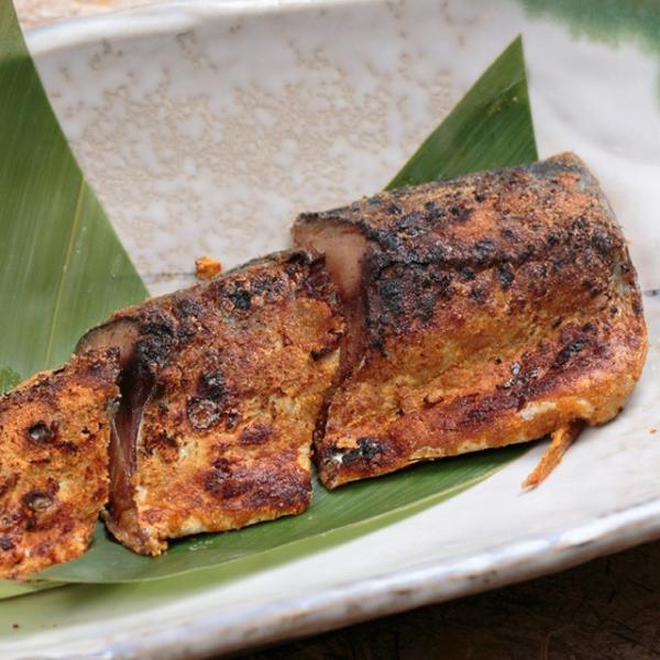 越前若狭名物！自家製樽でじっくりと熟成。自家製樽で漬けた鯖へしこを切身にしました。 骨抜き処理済で食べやすい!