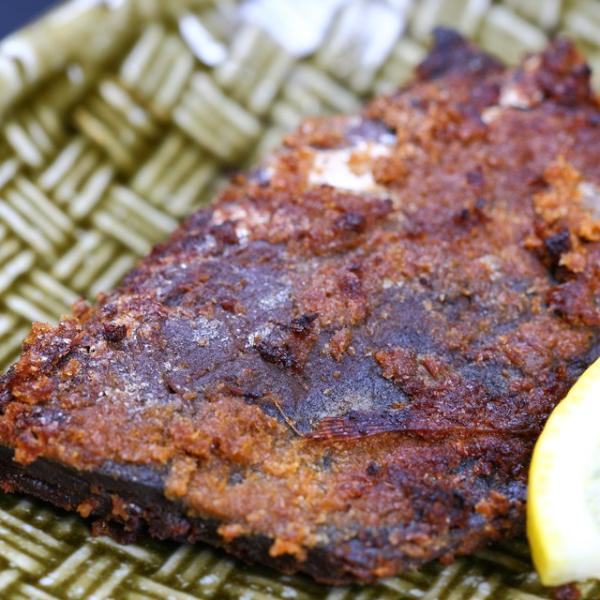 越前若狭名物！自家製樽でじっくりと熟成。自家製樽で漬けた鯖へしこをカットし、焼きあげました。 すぐに召し上がっていただけます。