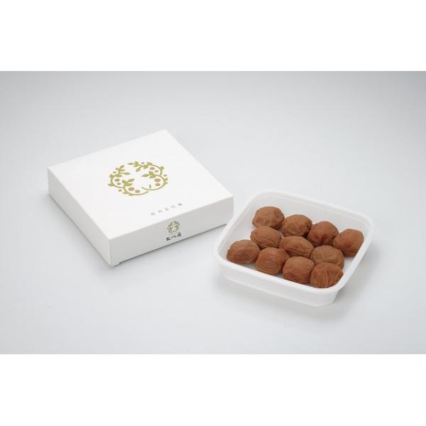 独自の二度漬けで長期間熟成した梅干。単純な甘さではない、旨味を含んだまろやかな甘味で、梅干し本来の塩味・酸味とのバランスがとれた五代庵の自信作です。対応手提げ袋 / NO2 ※手提げ袋は有料となっております。ご入用の場合は下記リンクよりご注...