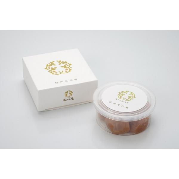 独自の二度漬けで長期間熟成した梅干。単純な甘さではない、旨味を含んだまろやかな甘味で、梅干し本来の塩味・酸味とのバランスがとれた五代庵の自信作です。対応手提げ袋 / NO3 ※手提げ袋は有料となっております。ご入用の場合は下記リンクよりご注...