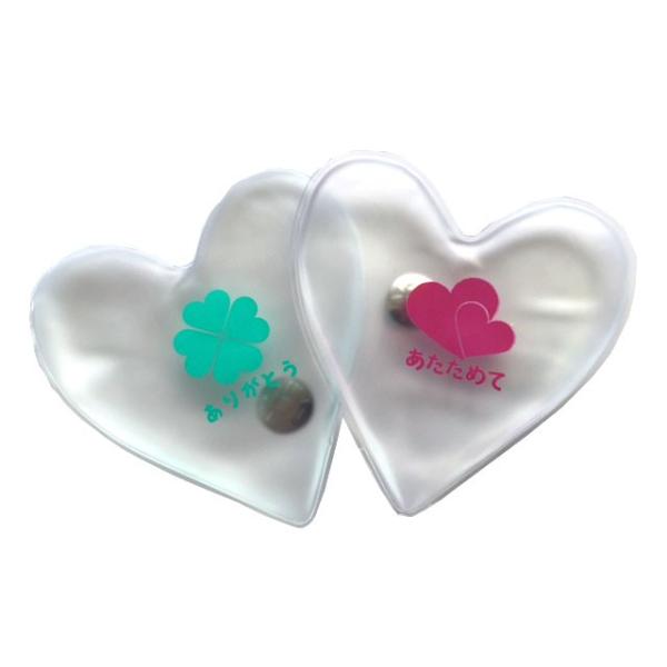 癒しのハートとクローバーのエコカイロ。PVCのパッケージの中に液体と金属のトリガーが入っています。トリガーは押すとパチンと凹凸面が入れ替わり液体にショックを与え温めることができます。通常のカイロと違うのはその即効性と繰り返し使えるという点で...