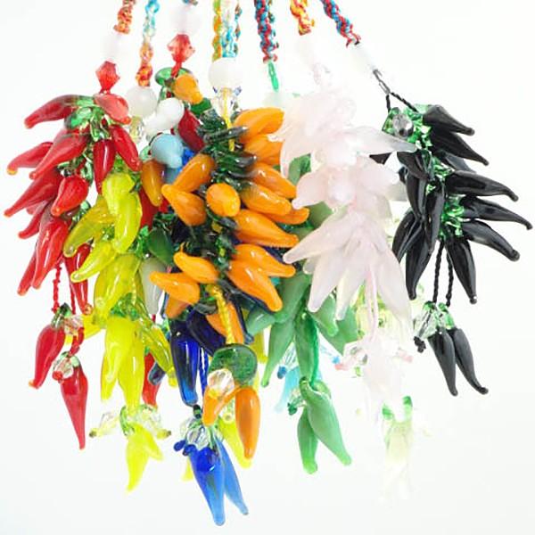 大人気の唐辛子ストラップです。もともと唐辛子には魔除けの力があるとされてきました。ガラスの唐辛子が身代りとなって災いや厄とともに落ちていきます。今回は、唐辛子がいっぱいたくさんの災いから守ってくれます。たっぷり重量感もあり、とってもお買い得...