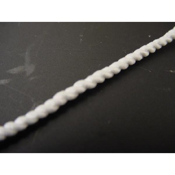数珠用の中糸です。玉に通すにはご自分で先端を尖らせる必要があります。この糸はナイロン製です。太さは約1.8ｍｍ。ピンと張った場合にすこし細くなります。この太さは主に本連数珠尺２、尺、女性用略式数珠に用いられます。外国製の玉や宝飾品系統の玉な...