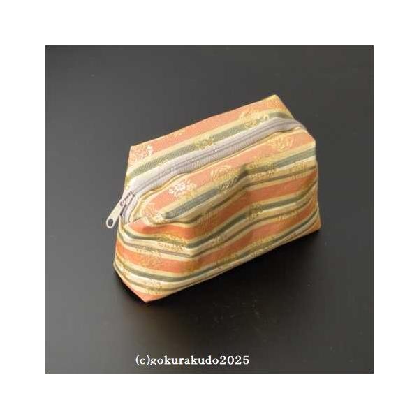 *サイズは画像の寸法表示をご参照ください。西陣織の金襴ポーチです。数珠入れや小物入れに。金襴製品ですのでクリーニングはできません。裏地なし。写真用電球照明での撮影です。*レターパック+で発送の場合は２個まで発送できます。