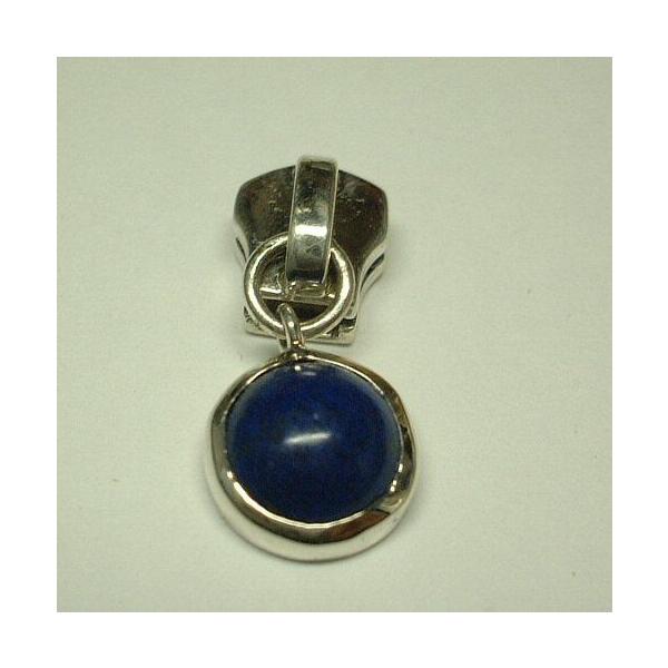 シルバーでジッパーを造ってみた。　スライダー部分、引き手全てシルバーです。　引き手は１０ｍｍカボションのラピスラズリを使いました。　ファスナーサイズは金属製のスタンダードのタイプで　３号を使用しています。　樹脂製のコイル、デルリンで作ったフ...