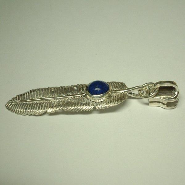 シルバーのジッパーです。スライダー部分、引き手全てシルバーです。　　引き手はシルバーで創ったフェザーのデザインです。アクセントにラピスラズリを使っています。　引き手のサイズは15*58ｍｍ　　ファスナーサイズは金属製のスタンダードのタイプで...