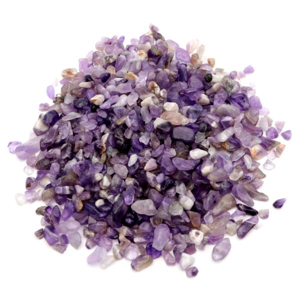 ■約100gでのお届けになります。■アメジストについて和名『紫水晶』のとおり、紫色のクォーツ(石英)をアメジストと呼びます。その紫色の発色原因は、微量に含有された鉄イオンによるものだとされます。アメジストの紫色は日光で退色しますので太陽光を...