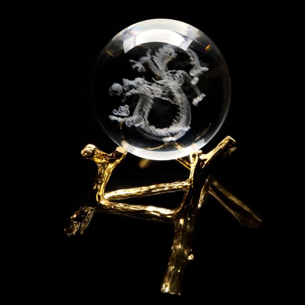 ◆サイズ直径 40mm（±2mm）前後。サイズ、直径は多少前後します。重量 約78g◆2024年の干支である龍をガラス玉にレーザー彫刻した、縁起の良い彫り物の登場です！龍は数ある風水上の動物の中で代表的存在で、主に自然を司り、最大の幸運を表...