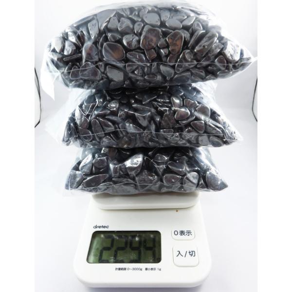 宅配便での配送になります。 氷を溶かす近年大注目のパワーストーン■サイズおおよそ2.2kgでのお届けになります。緑色の研磨剤、ビーズの不良粒、不純物が混ざる場合がございます。予めご了承ください。ご使用前に一度水洗いをしてください。お風呂での...