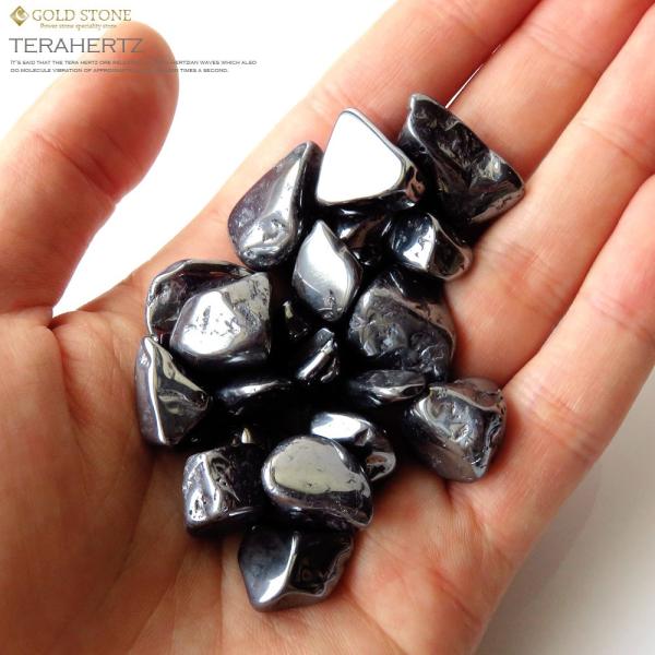 氷を溶かす近年大注目のパワーストーン高純度テラヘルツ鉱石さざれ石 サイズ中 ポリッシュ研磨 荒削り 150g パワーストーン■サイズおおよそ150gでのお届けになります。■テラヘルツとは１秒間に約１兆回振動するテラヘルツ波は、電波と光の中間...