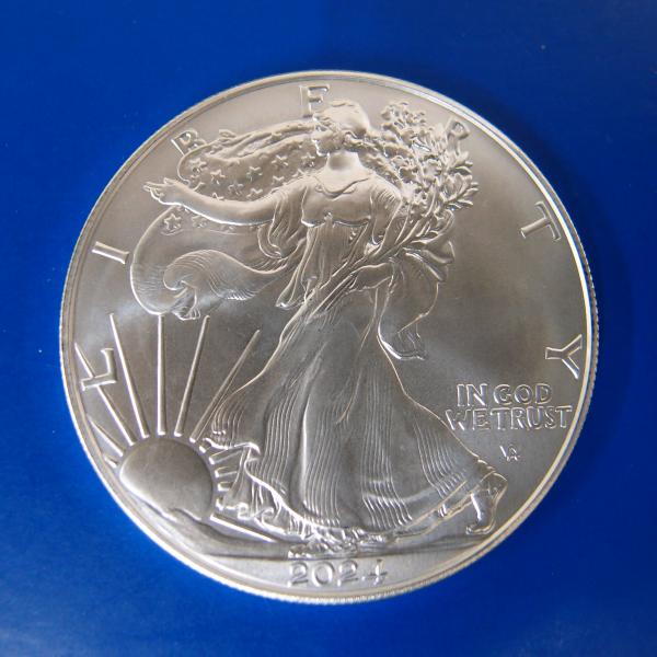 商品名：イーグル銀貨　１オンス　タイプII発行年：２０２４年発　行：アメリカ造幣局品　位：９９．９％　純銀重　量：３１．１ｇ　（１オンス）　サイズ：直径　約40.6ｍｍ  厚み約2.98　ｍｍ表　面：自由の女神の歩行図裏　面：イーグル(アメ...