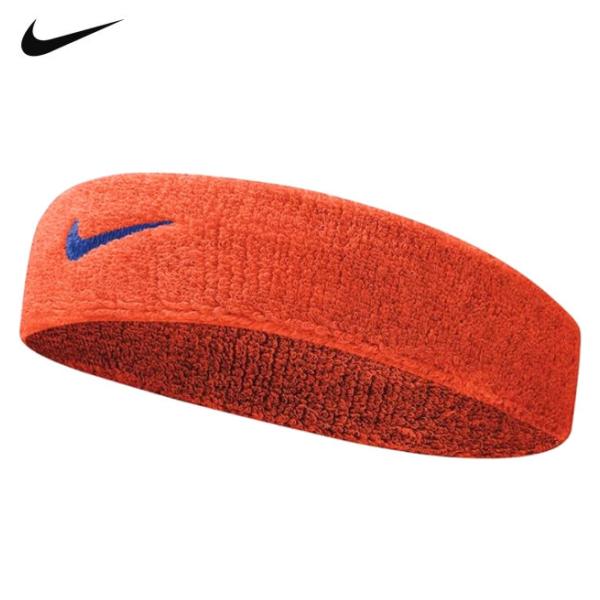 ストレッチ素材でしっかりフィット。スウォッシュロゴの刺繍入り。パイル地を使用し吸水性がよく、スポーツやファッションなど色々な用途でご使用いただけます。●サイズ：フリーサイズ●素材：コットン、ナイロン、ポリエステル●カラー：チームオレンジ/カ...