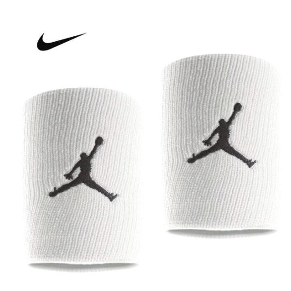 ジャンプマンの刺繍が入ったシンプルなリストバンドです。DRI-FIT素材がさらりと快適な状態をキープ。スポーツやファッションなど、様々な用途でご使用いただけます。●サイズ：フリーサイズ(8cm/10.5cm)●素材：ナイロン●カラー：ホワイ...