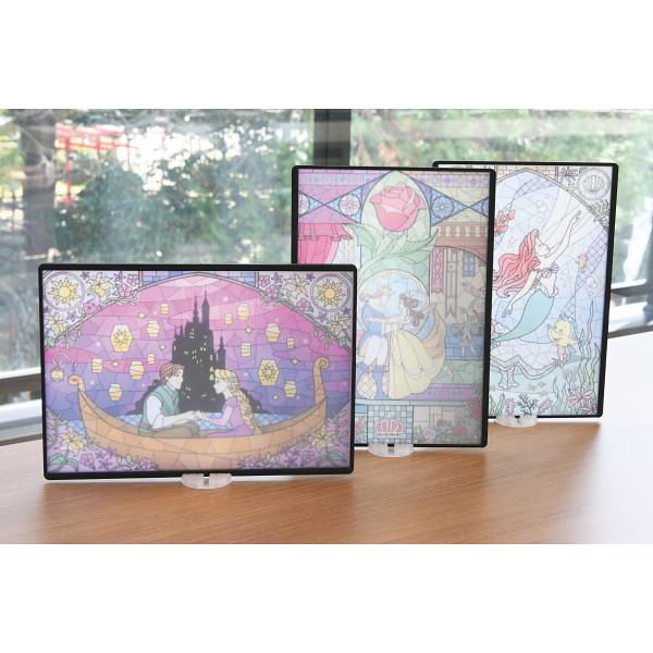 軽量・薄型のまな板です。トレーとしても使え、専用のスタンドが付いています。窓際等明るい場所に置いて頂くとステンドグラス風のデザインが引き立ちます。●耐熱温度90℃・食器洗い乾燥機使用不可●（株）ヤクセル●本体、スタンド=ポリプロピレン抗菌剤...