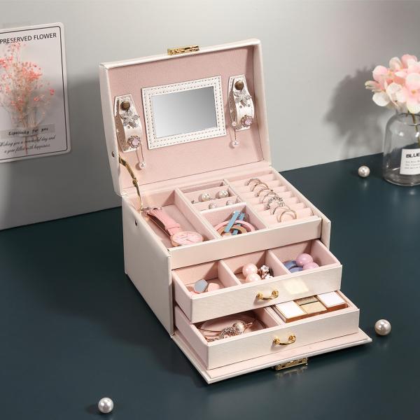 3段構造で大容量！箱型デザインでとっても可愛いアクセサリーBOXです。見た目に反して大容量！アクセサリーごとに収納スペースが設けられており、中身が散らばる心配もございません。素材にはPUレザーを採用しており、撥水性がございますので水滴から貴...