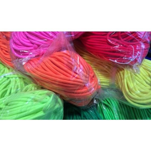 素材：天然ゴム、ウーリーナイロンsize：中番／M　３mmφ出荷：１カセ（50m）用途：ヘアーゴム、タグ、手帳、ラッピングなど、用途に合わせて種類も豊富伸縮性と太さのある天然ゴム商品ナイロンのソフトでしなやかな風合いです