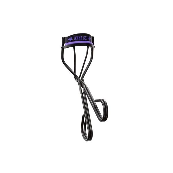 ふわりと舞うように美しく。蝶がモチーフのアイラッシュカーラー。ブランド象徴の蝶モチーフをあしらったこだわりのデザイン。ふわりと舞う蝶のように美しくカールをきめるアイラッシュカーラーです。替えゴム１個つき【使用方法】まぶたにカーラーのカーブを...