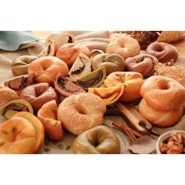 群馬県産小麦「ゆめ鶴」とみなかみのきれいな水でひとつひとつ丁寧に焼きあげた手作りベーグル。焼きたてのベーグルをその日のうちに冷凍し、お届けいたします。ボリュームのあるベーグルが箱いっぱいにたっぷり20個。冷蔵庫で一晩解凍が基本ですが、袋のま...