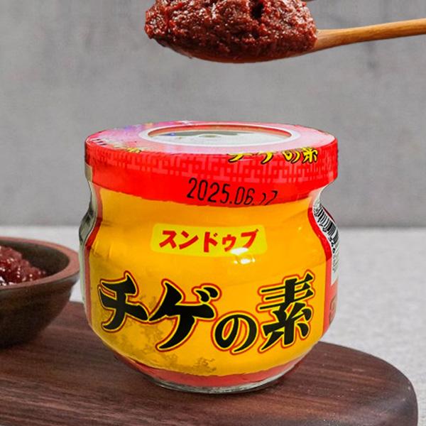 #商品の特徴 : POINT[万能] スンドゥブ チゲの素は、韓国料理を愛する皆様にぴったりの調味料です。この特別な200gのスンドゥブチゲソースは、純豆腐チゲの甘辛い風味を引き立て、家庭でも本格的な韓国の味を楽しめます。手軽に料理できるた...