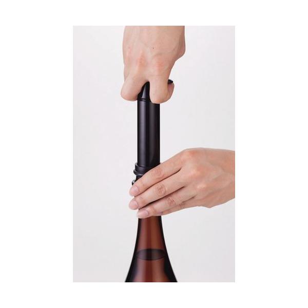 酒キーパーで密閉保存！お酒のおいしさ保ちます♪●一升瓶（1.8L）、及びワイン専用【使い方】１．ボトル栓を一升瓶の上にしっかりはめ込む２．ボトル栓を差し込み抵抗を感じるまでポンプを上下させると密閉できます３．ボトル船のゴムチップを傾けるとボ...