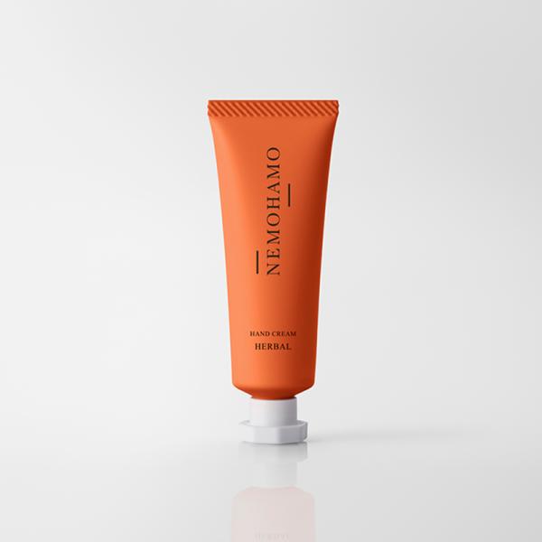 みずみずしい“植物まるごと”ヴェールが手肌を包むハンドクリーム。まるで森の中に漂うような清々しい、凛とした樹木や優しい花々と果実の香りのハーバル。ちょっぴりスパイシーさをアクセントにラベンダーやウイキョウの甘いフローラルさも感じられます。モ...