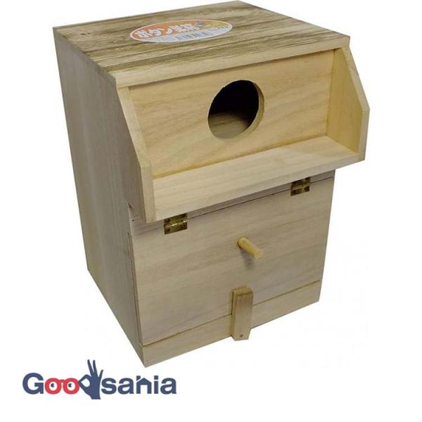 アラタ BIRD HOUSE ボタン巣箱 A-10・ボタンインコに最適な形状の巣箱です。・木のぬくもりで小鳥も安心。・下部の扉が開閉でき、ストッパーもついています。・底にはヌキ型巣皿付き、表面は固定用の針金もついています。・使用方法:本品が...