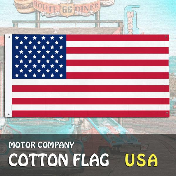 アメリカン雑貨の定番、本場のガレージテイスト感が漂うお馴染みアメリカ国旗のファブリックフラッグです。左側が筒状になっており、そこにポールを通して掲げられます。また四隅に穴が開いているので、ロープや紐で吊るしたり、フックに引っかけて、タペスト...