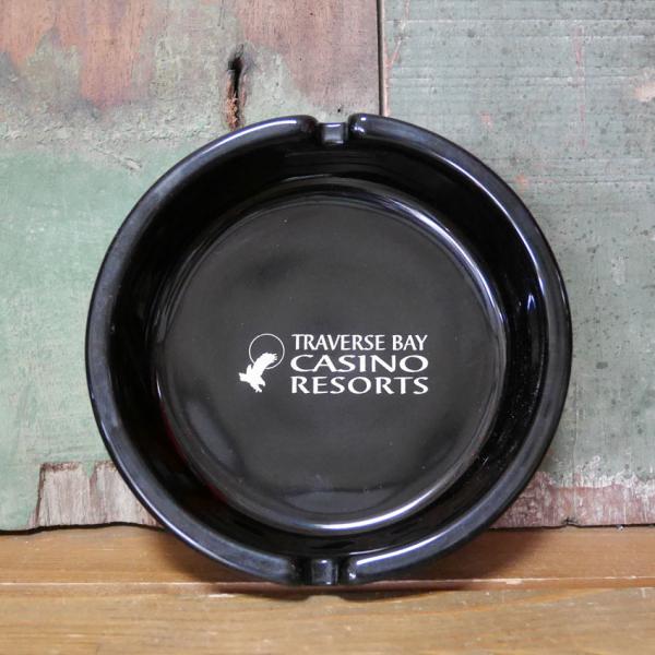 アメリカの高級ホテルで使用されていた、陶器製の卓上灰皿です。デッドストック品の為、在庫が無くなり次第終了となります。高級感のあるおしゃれな見た目は、アクセサリーやカギなどを入れても活躍しそうです。サイズ：直径100×高さ30mm(約)素材：陶器製