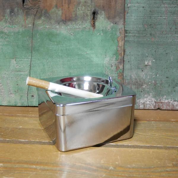 扱いやすさとデザインに優れたスクエア型のプッシュ灰皿です。落とし込み式なので吸殻の臭いも軽減されます。割れにくいスチール製の灰皿は、オフィスやバー、カフェなど業務用灰皿にもおすすめです。サイズ：幅85×高さ52×奥行85mm(約)素材：スチール製