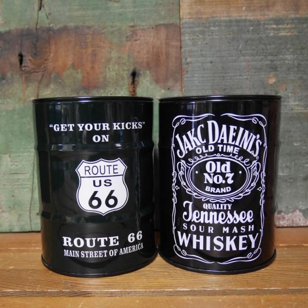 使い勝手の良いドラム缶型の缶灰皿です。小さめですが存在感があり、置いておくだけでもアメリカンな印象のするインテリアに。上蓋を外して小物入れやペン立てとしてもお使いいただけます。サイズ：高さ100×直径75mm(約)素材：スチール製