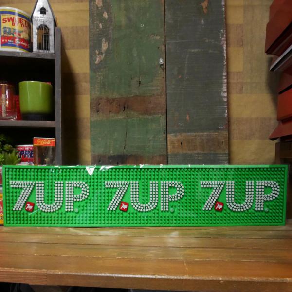 バーやダイニングなどオシャレなキッチンアイテムならこのバーマット。車のダッシュボードに小物を並べたりしてもオシャレです。こちらはアメリカ発祥の炭酸飲料水、セブンアップ(7UP)のバーマットです。ロゴやマークが浮き上がっており、グラスが滑らず...