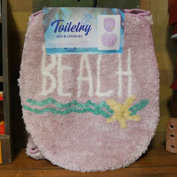 トイレもHAWAIIの癒しの空間を、貝殻を模したような、見た目も楽しいトイレマット＆カバーのセットです。トイレマットに施されているシェルは「健康」という意味が込められています。肌触りがとても気持ちいい素材です。トイレもHAWAIIを感じてみ...