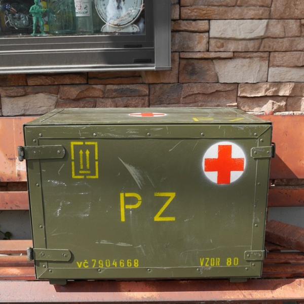 新春お値下げ】チェコ軍メディカルボックス