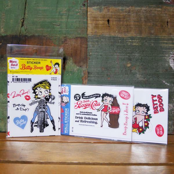 大人気キャラクターBetty Boop（ベティ・ブープ）のウォールステッカーです。セクシー＆キュートの代名詞ベティブープがモデル。ベティちゃんはその豊富な性的魅力で人気を博したキャラクターです。1930年の終わりにその魅力に翳りが差したもの...