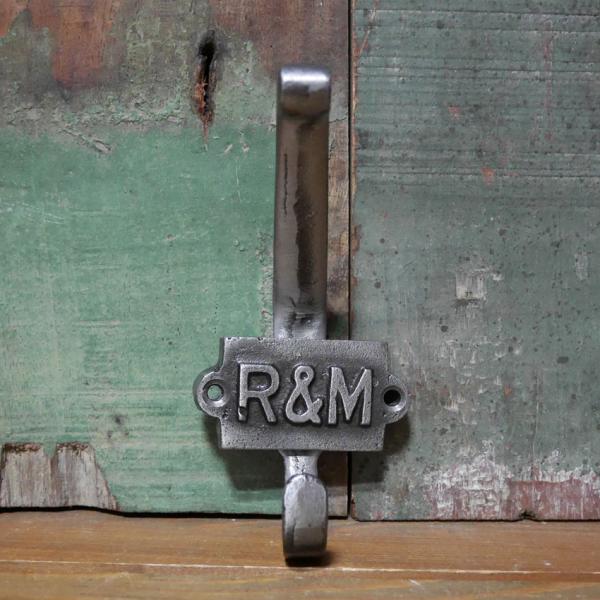 アンティーク仕上げのフックハンガーです。お部屋のデッドスペースなど、ちょっとした場所で非常に役に立つアイテムです。インテリアボードに取り付けて、自分だけのオリジナルフックハンガーに！雰囲気のあるアンティーク仕上げなので、インダストリアルなイ...