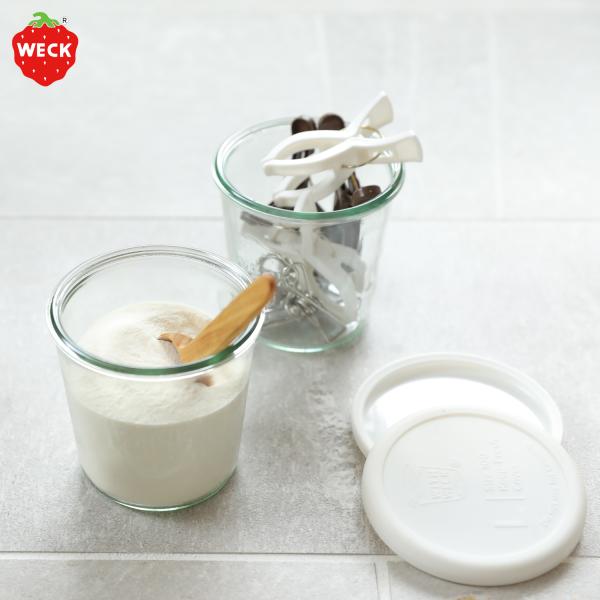 爆買【用途に応じて選べる楽しさを提供し、世界中で愛されるシンプルな保存容器 WECK】たっぷりの調味料ストッカーとして、おすすめのMOLD500mlとシリコーンキャップをセットに。調味料ストッカーとして塩・砂糖・粉類などを入れると、キッチン...