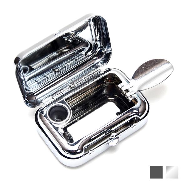 メタリックでオシャレな携帯灰皿ステンレス製でシンプルな持ち運びしやすい携帯灰皿です!!たばこ置きを2箇所搭載!!商品画像左側の穴は火消用としてもお使いいただけます。ボタンを押すだけの簡単ワンタッチ開閉サイズ：約6×4.1×2.1cm重量：約...