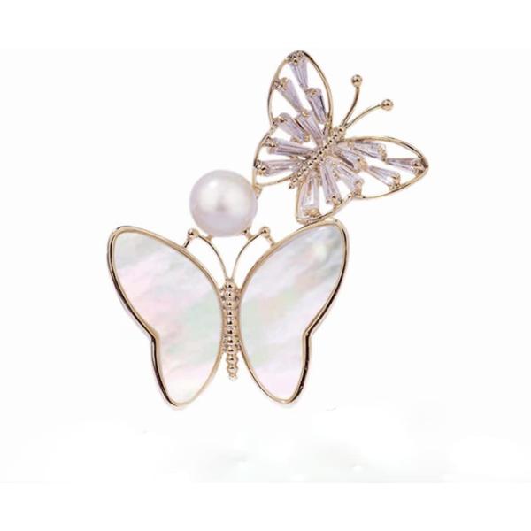 【ご購入後の当店からの連絡はご登録のメールアドレスに通知いたします。必ずご確認ください】【商品概要】二匹の蝶々のモチーフが可憐で清楚な雰囲気のブローチです。マザーオブパールとキュービックジルコニアの蝶々が高品質な趣です。少し小さめなのがより...