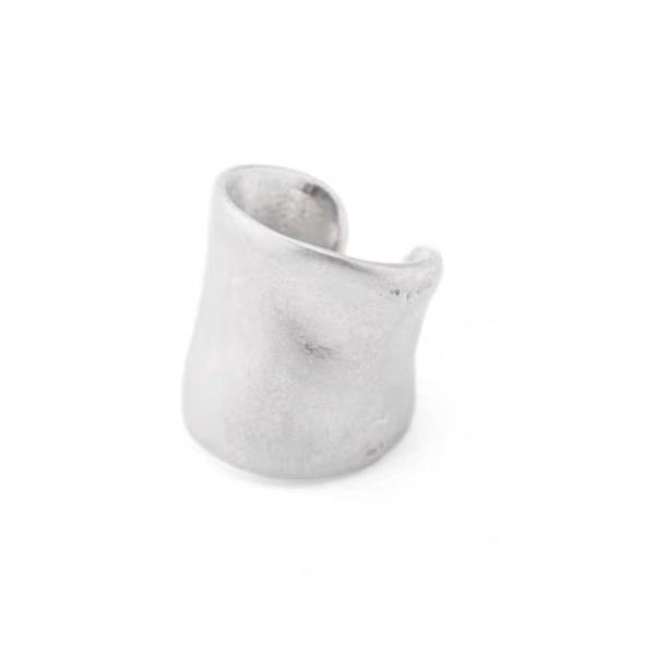 【ご購入後の当店からの連絡はご登録のメールアドレスに通知いたします。必ずご確認ください】【商品概要】ワイドな幅広のイヤーカフに 歪な表面がさり気なくお洒落シンプルなデザインなので コーディネート問わずに使って頂けますサイズ:表面のサイズ:約...