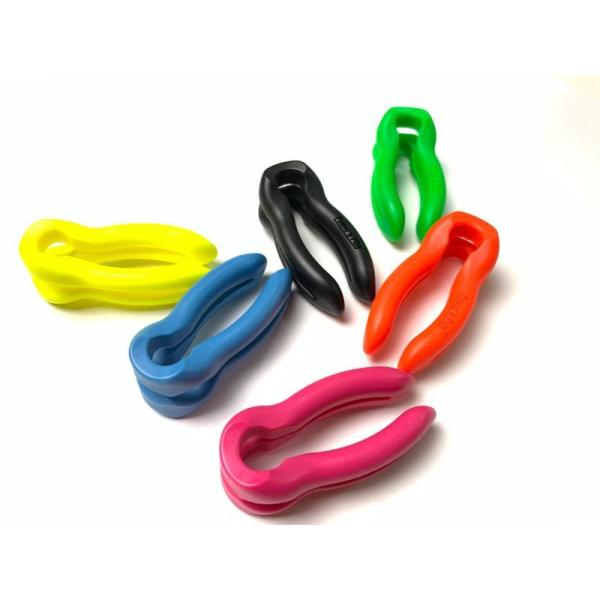 【商品名】O-Key/オーキー【ブランド】CU / シーユークライミング　リード　ギア八の字結びの解除をサポートする画期的なアイテム。結ぶ際に差し込むことによって過度な締め付けを防止、力を使い果たしたクライミングの後もスムーズに解除できます...