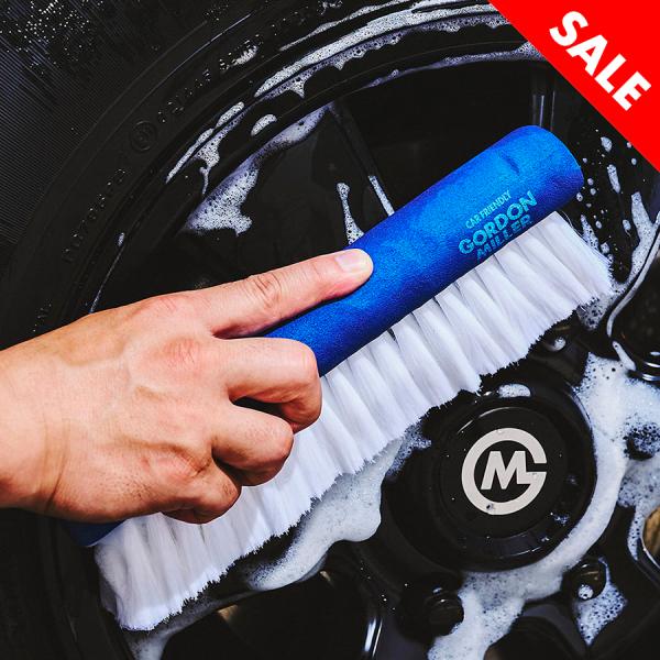 「ボディも洗えちゃう超ソフトブラシ。ショートグリップタイプ」多彩なカラーバリエーションで「ゴードンミラー　ラバーバケツ」との見た目の相性はバッチリ。ブラシの毛先はキズがつきにくい先割加工でボディも洗えます。クッション性のあるスポンジグリップ...