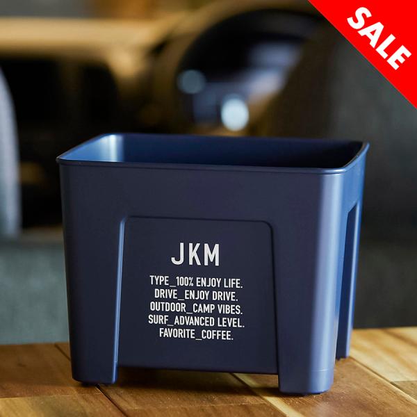 車内用ダストボックス車内で出るゴミを捨てるのにちょうどいいサイズのダストボックス。車内の収納ボックスとしてはもちろん、ご自宅でも小物や文具などの収納にも便利です。存在感のあるロゴがカッコいい。 ■サイズ：W約182×D約160×H約143m...