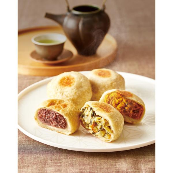 小麦粉とそば粉の生地に野菜やアンを包み、焼き上げた炉端のおやきです。たっぷりの具材とこんがり、ふっくら、もちもちの食感がやみつきになる美味しさです。信州を代表する名産品をご家庭でお楽しみください。