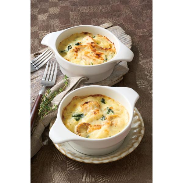 風味豊かな味わいの牛乳を使用。余市岳を頂く山間の一角にある自然豊かな「山中牧場」の山中牛乳を使い、北海道産の鶏肉や帆立とともにグラタンにしました。