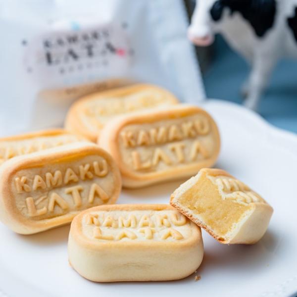 　「カマクラータ」は、「鎌倉」とフランス語で「明るさ」や「輝き」を意味する「Clarte」を組み合わせた造語です。しっとりとした食感と豊かなミルクの風味が口いっぱいに広がり、素朴でありながらも奥深い味わいの乳菓に仕上げました。このお菓子には...