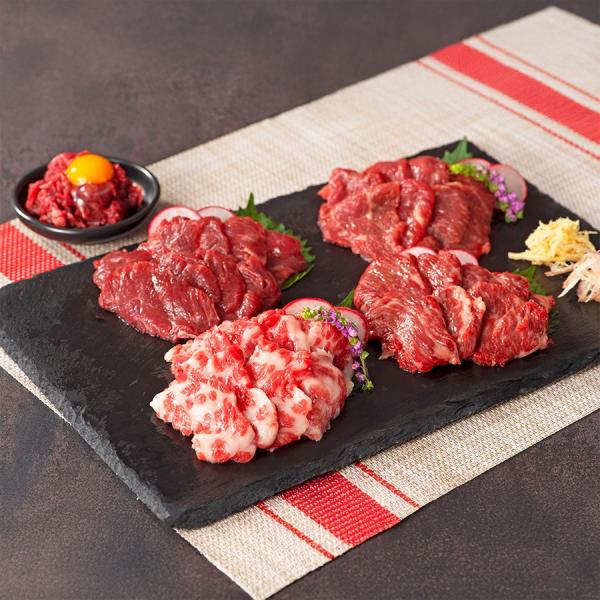 馬刺しの本場・熊本の自社牧場育ち、自社加工の馬刺し。熊本馬刺しの醍醐味「霜降り」馬刺しと赤身の詰合せです。一番人気上赤身から大トロ、中トロと人気の食べ比べに加え、上級赤身ロース、さらには今では貴重となったユッケまで贅沢に本場の味を堪能いただ...