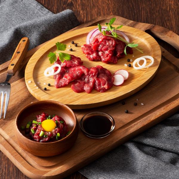馬刺しの本場・熊本の自社牧場育ち、自社加工の馬刺しをお届けいたします。一番人気上赤身と今では貴重となったユッケの詰合せです。赤身はモチっとしながら歯切れの良い食感が特徴で、馬肉本来のうま味を堪能いただけます。ユッケは自社独自配合でまた違った...
