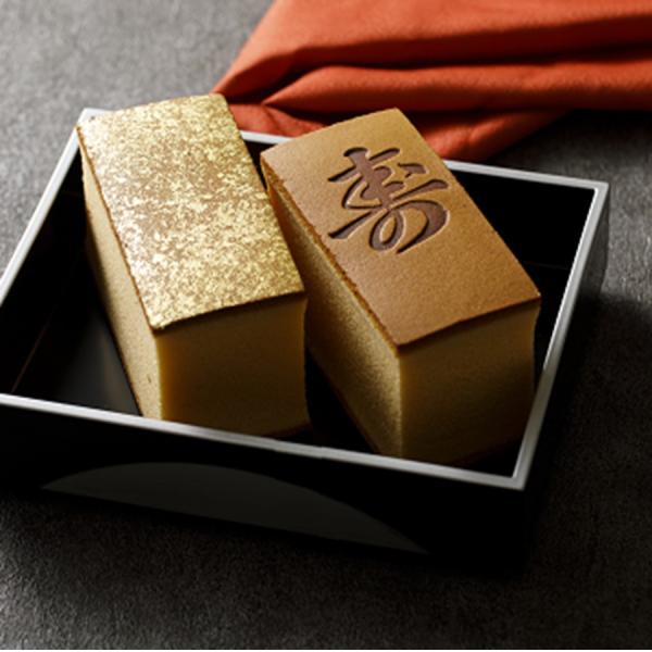 烏骨鶏の卵で作ったかすていらはしっとりと濃厚な味わいです。お祝いにぴったりな「寿」の焼印入りと華やかな金箔付きの2本入りです。